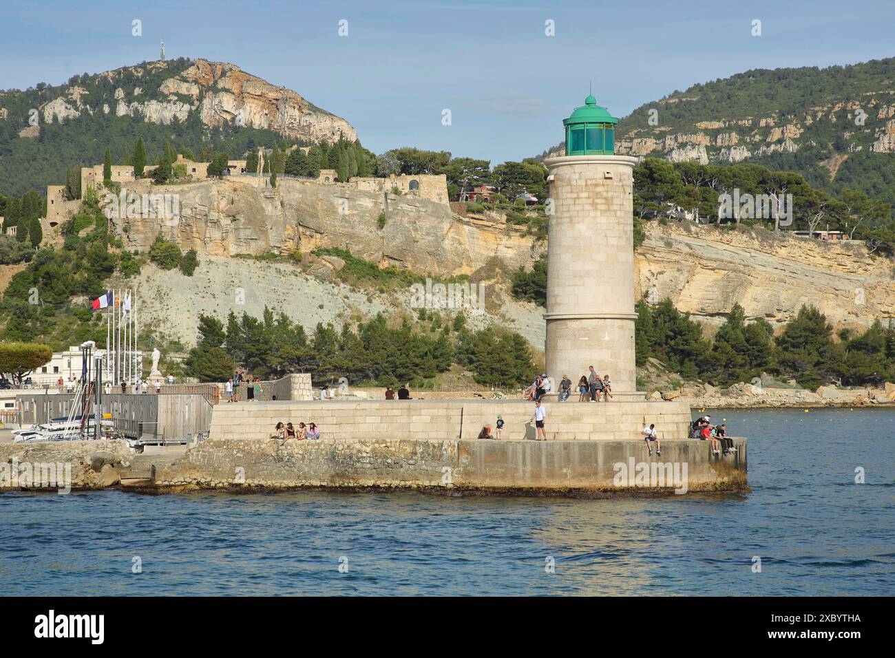 Phare et les gens, maisons sur les rochers sur le rivage, côte méditerranéenne, baie, montagnes, Cassis, Bouches-du-Rhône, Provence, France Banque D'Images