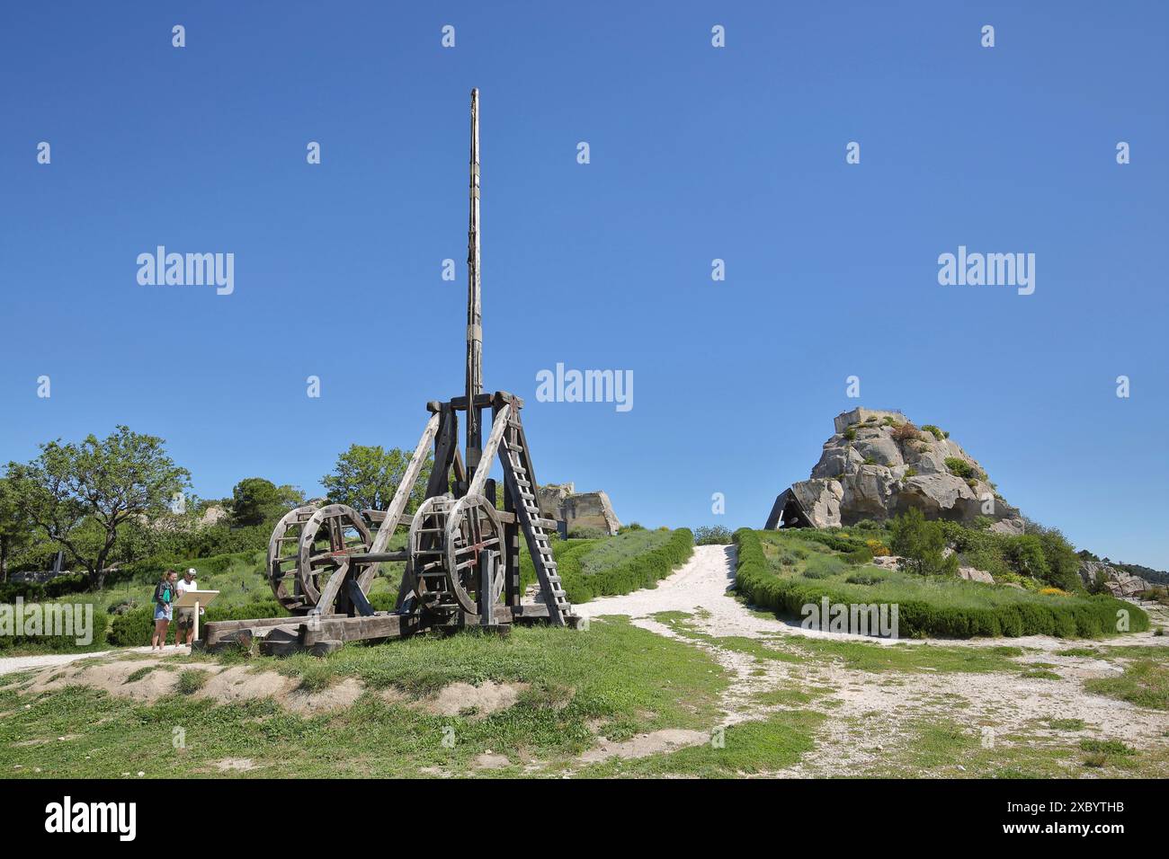 Catapulte et arme historique aux ruines du château, village de montagne, les Baux-de-Provence, Alpilles, Alpilles, Bouches-du-Rhône, Provence, France Banque D'Images