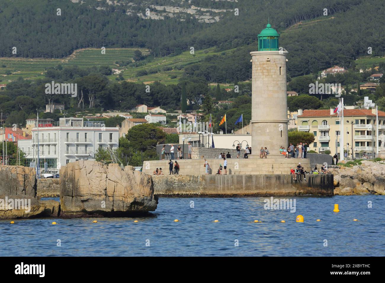 Phare et habitants sur le rivage, côte méditerranéenne, Cassis, Bouches-du-Rhône, Provence, France Banque D'Images
