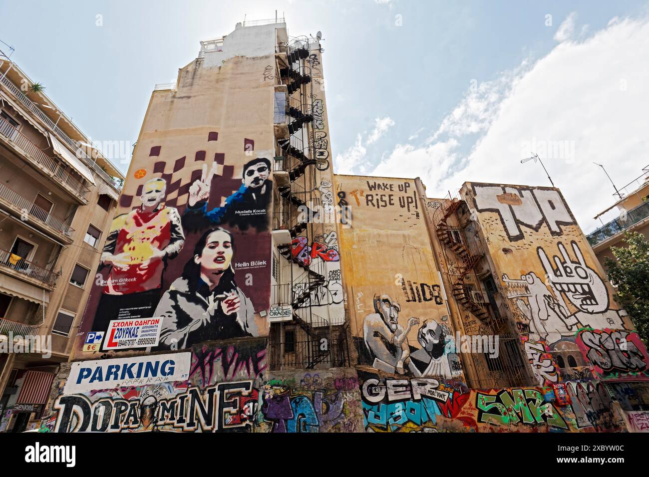 Murs de maison peints de graffitis, portraits de trois militants turcs morts en grève de la faim, art de rue à Exarchia, étudiant et alternatif Banque D'Images
