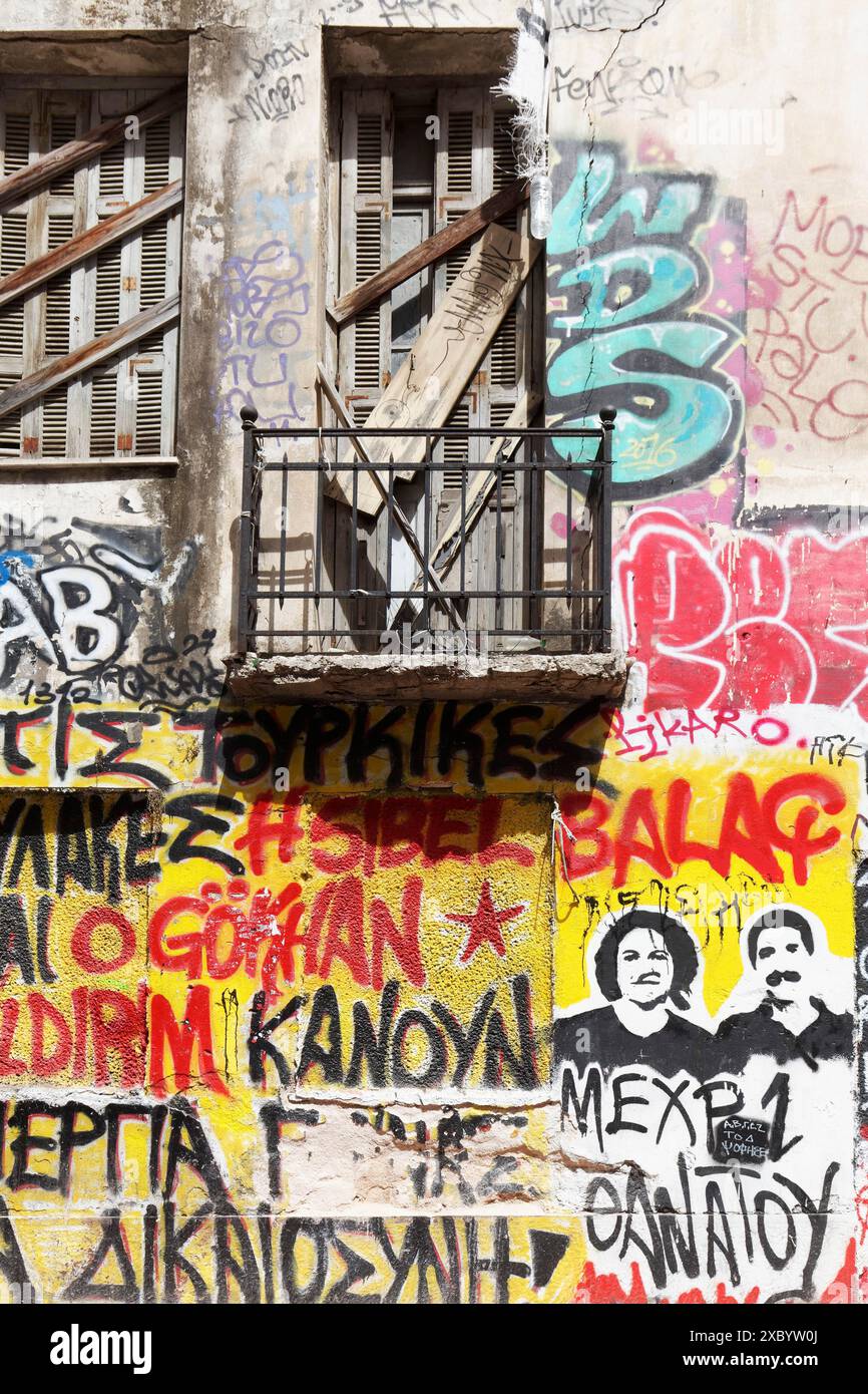 Mur de graffitis avec les noms des militants emprisonnés en Turquie, Exarchia, quartier étudiant et alternatif, Athènes, Grèce Banque D'Images