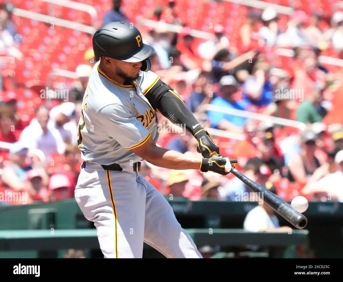 Louis, États-Unis. 13 juin 2024. Les Pirates de Pittsburgh Edward Olivares se balancent, frappant un seul en quatrième manche contre les nouveaux Louis Cardinals au Busch Stadium à formé Louis le jeudi 13 juin 2024. Photo de Bill Greenblatt/UPI crédit : UPI/Alamy Live News Banque D'Images