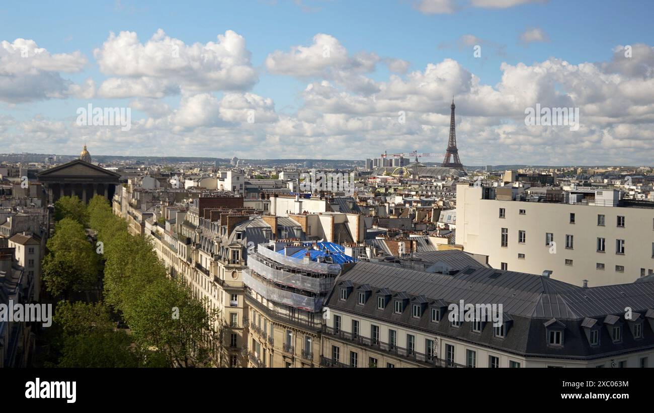 Vue sur la Tour Eiffel depuis le toit de la maison. printemps paris avec de beaux nuages Banque D'Images