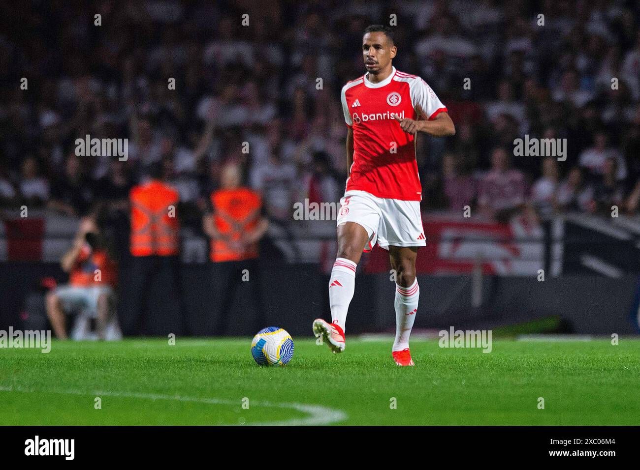 Criciuma, Brésil. 13 juin 2024. Fernando Reges de l'Internacional, lors du match entre l'Internacional et Sao Paulo, pour la Serie A 2024 brésilienne, au stade Heriberto Hulse, à Criciuma, le 13 juin. Photo : Max Peixoto/DiaEsportivo/Alamy Live News crédit : DiaEsportivo/Alamy Live News Banque D'Images