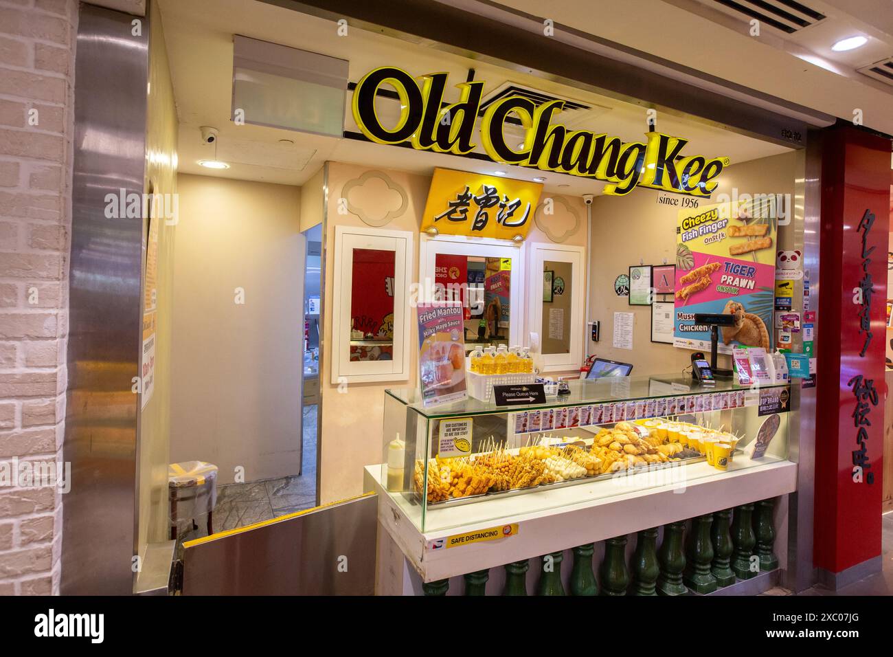 Photo nette d'un magasin d'usine Old Chang Kee dans un petit espace, Singapour. Banque D'Images