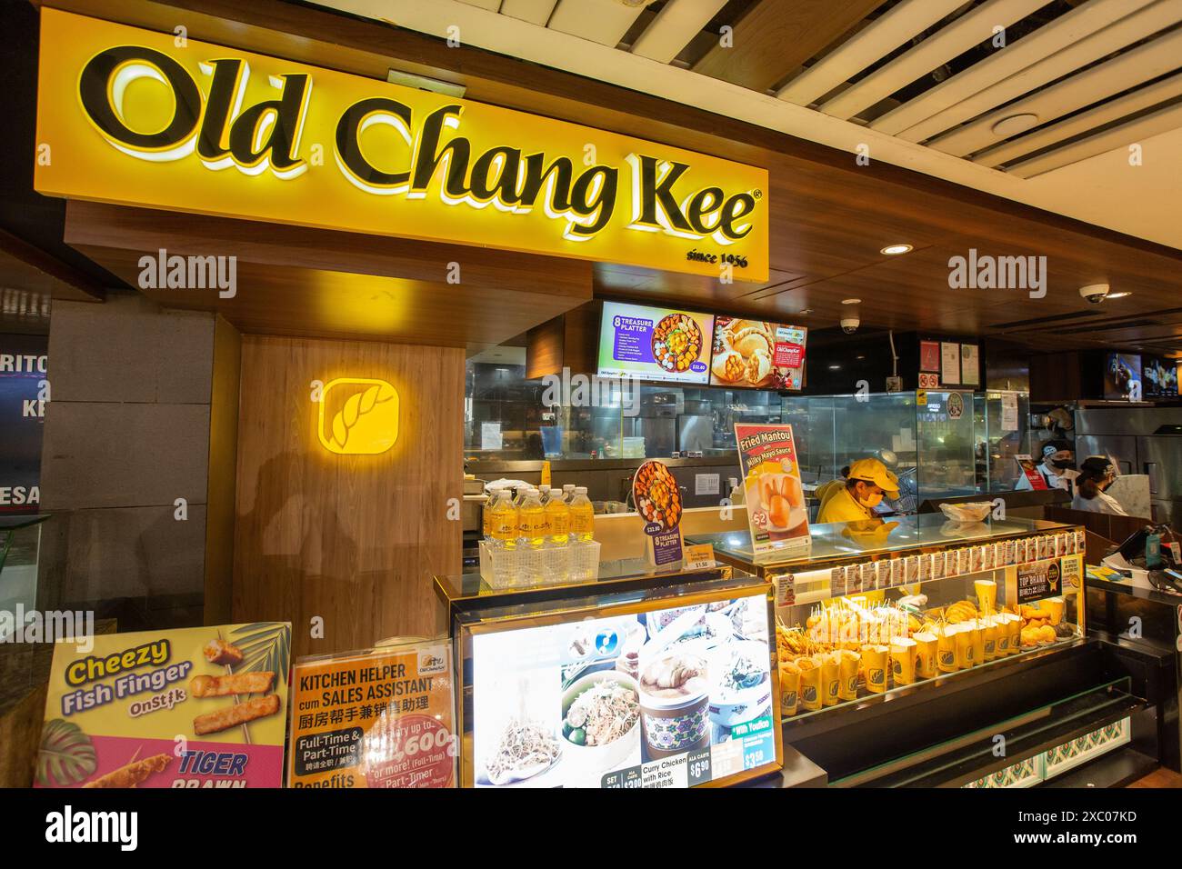 Old Chang Kee Outlet à l'intérieur du centre commercial Raffles City, Singapour. Banque D'Images