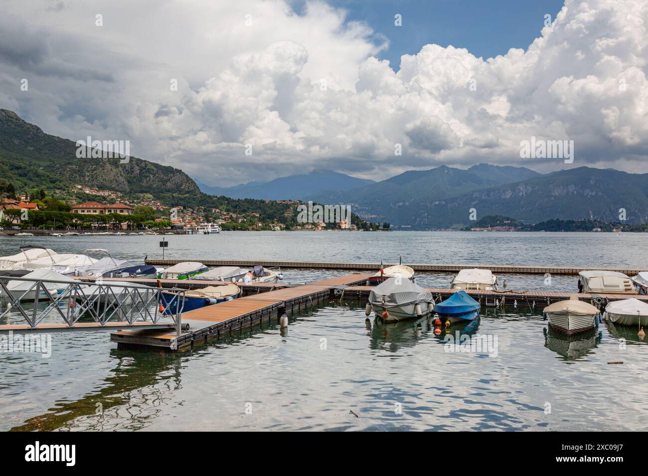 Un port de plaisance du lac de Côme pour les petits bateaux à la Balbiana à Lenno, Lombardie, Italie. Banque D'Images