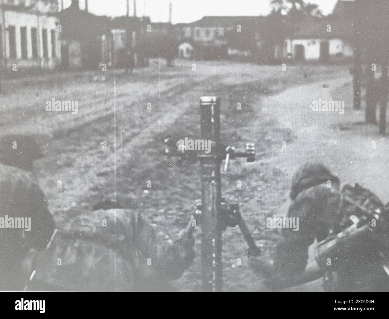 Photo de capture d'écran de la seconde Guerre mondiale B&W . Waffen SS tire un mortier dans une ville en Russie 1941. L'équipage est membre du 2e SS Das Reich Banque D'Images