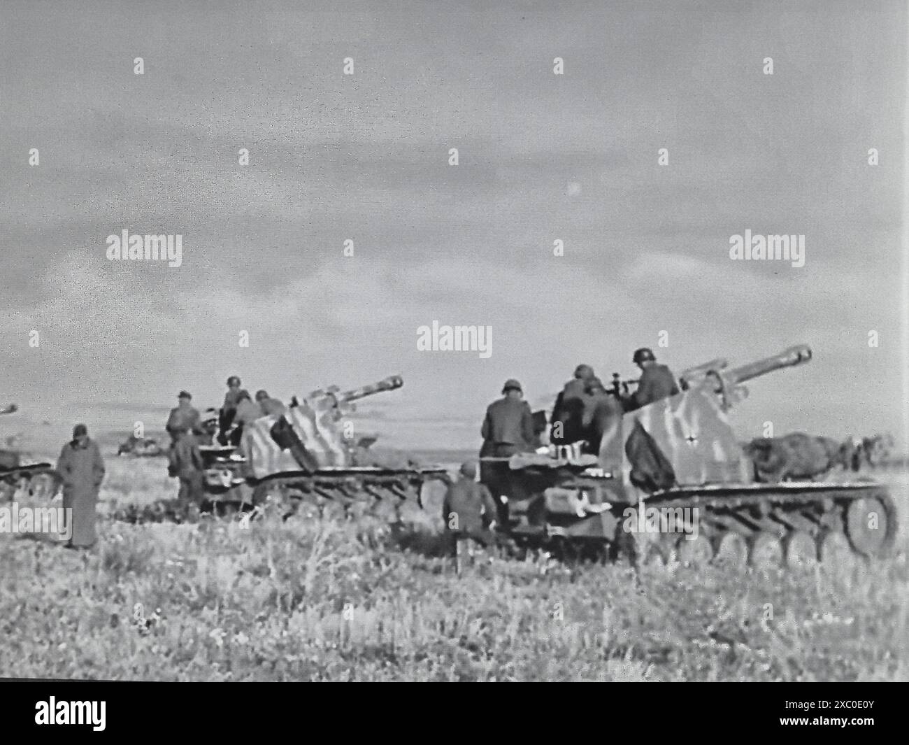 Photo de capture d'écran de la seconde Guerre mondiale B&W . Artillerie allemande automotrice de 105mm, Wespe en action pendant la bataille de Koursk en juillet 1943 Banque D'Images