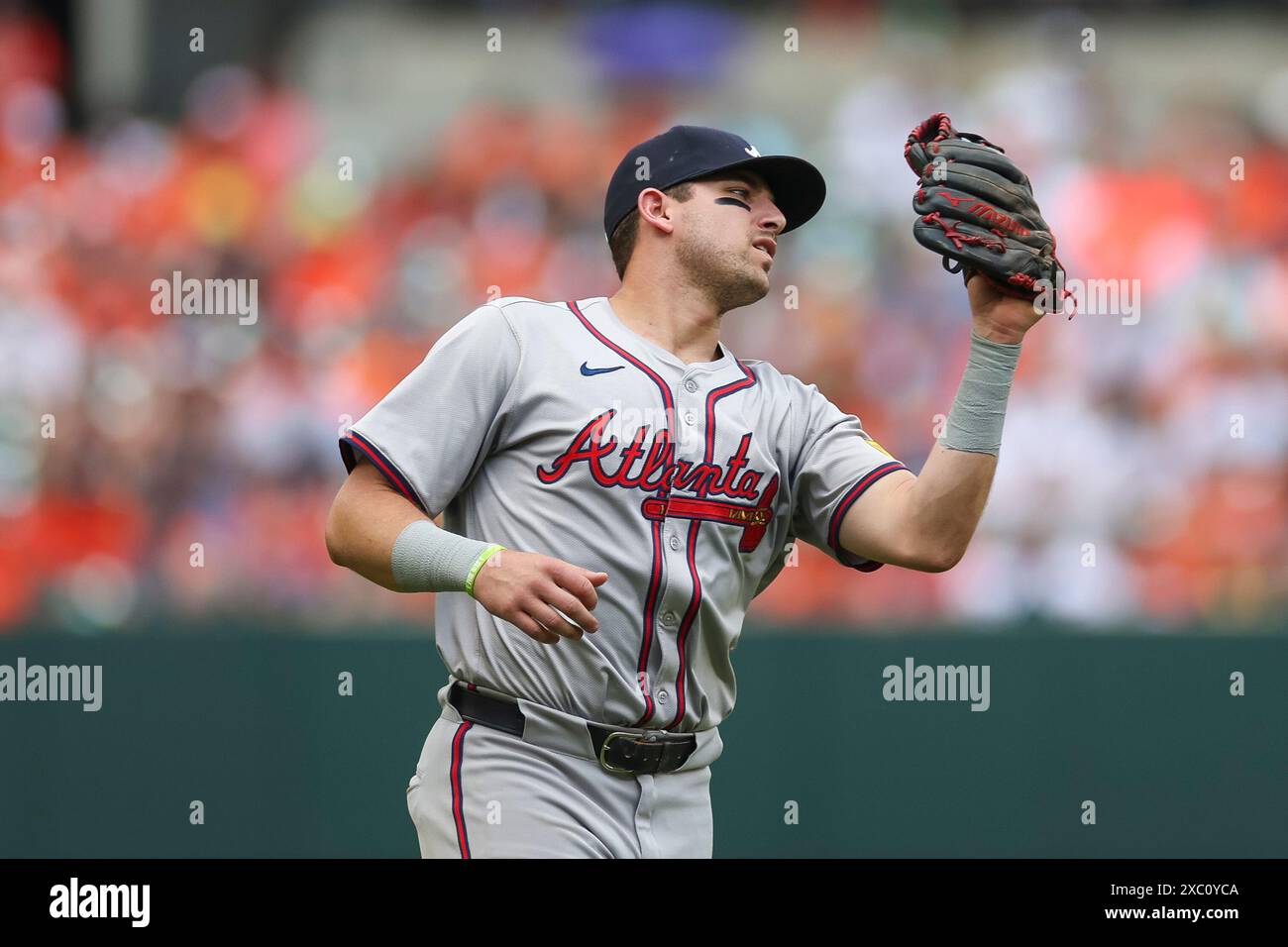 Austin Riley #27 des Braves d'Atlanta a un coup de poing lors d'un match contre les Orioles de Baltimore à Oriole Park à Camden Yards le 13 juin 2024 à Baltimore, Maryland. (Photo de Brandon Sloter/image du sport) Banque D'Images