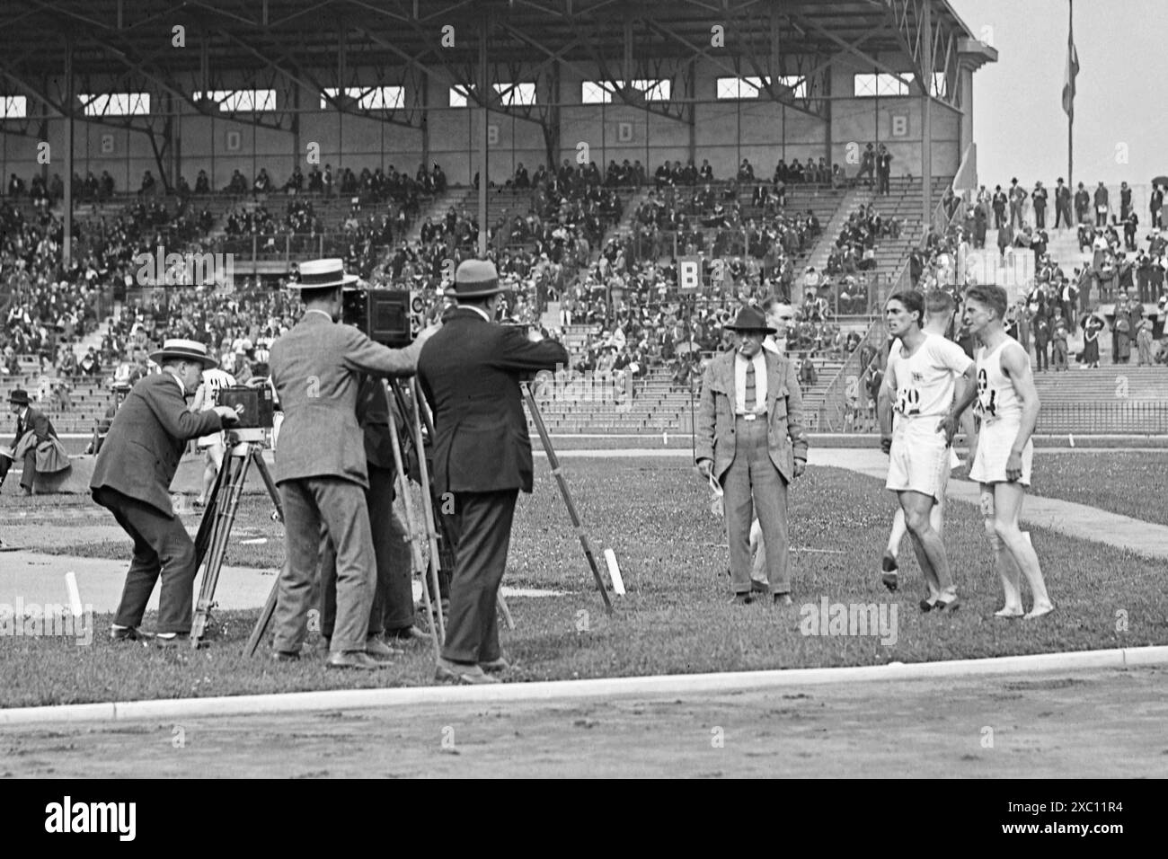 Photographes aux Jeux olympiques de Paris de 1924 réalisant des photographies des médaillés d'or et d'argent du 800 mètres, respectivement Douglas Lowe (à gauche) de Grande-Bretagne et Paul Martin (à droite) de Suisse. Banque D'Images