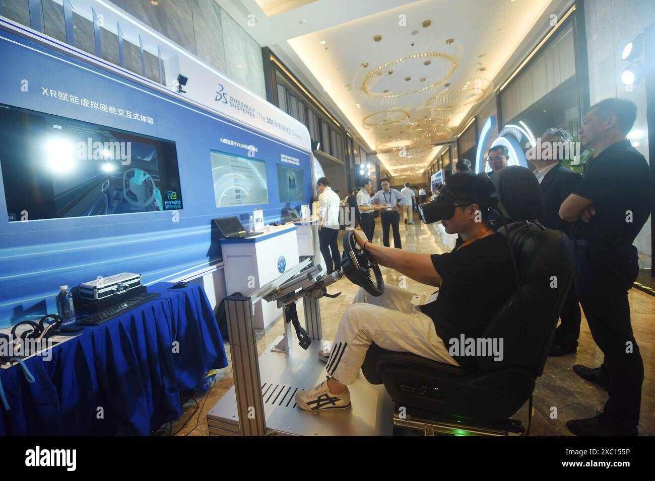 HANGZHOU, CHINE - 14 JUIN 2024 - les invités présentent une cabine virtuelle développée à partir de la technologie XR lors du salon Dassault systèmes Automotive and Transpo 2024 Banque D'Images