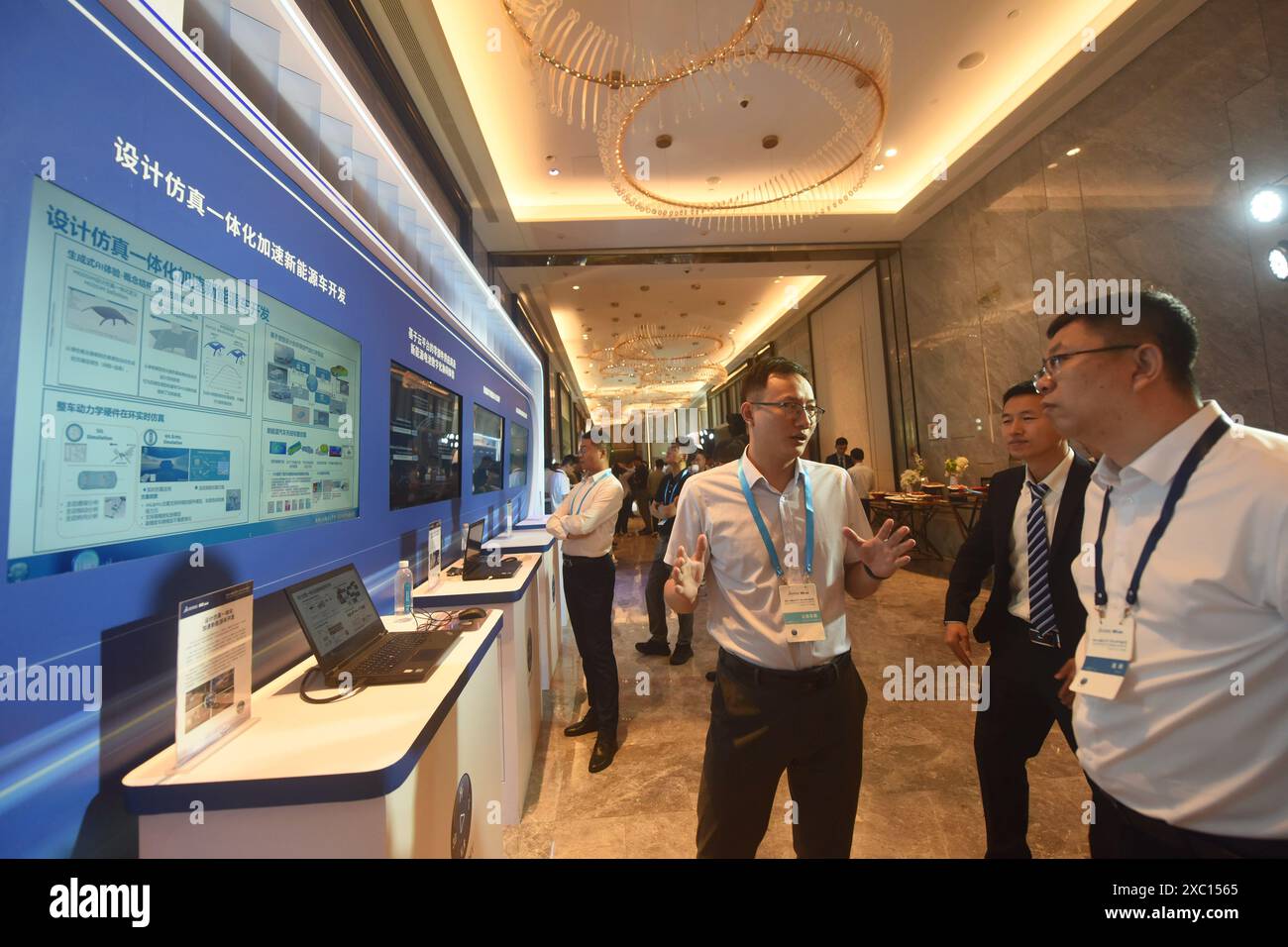 HANGZHOU, CHINE - 14 JUIN 2024 - les clients découvriront le système de conception et de simulation intégré de Dassault systèmes lors de l'édition 2024 de l'Automoti de Dassault systèmes Banque D'Images