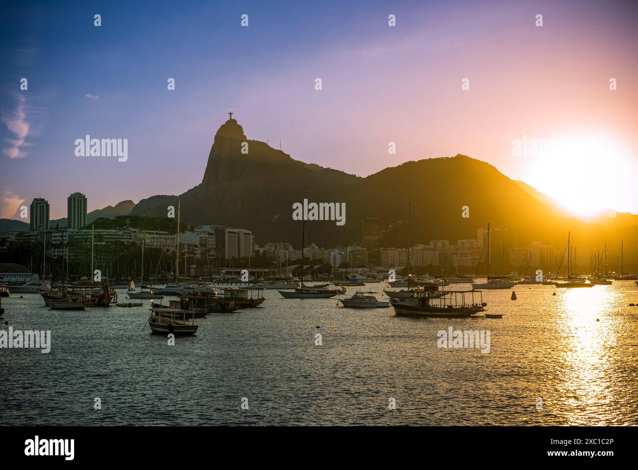 Scène de coucher de soleil sereine de Mureta da Urca avec vue sur la montagne Corcovado - Rio de Janeiro, Brésil Banque D'Images