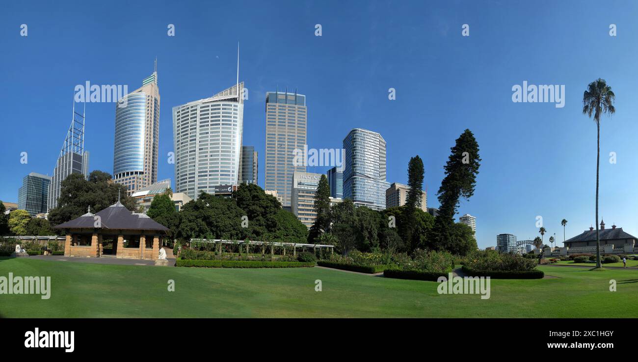 Palace Rose Garden et Pavilion, jardins botaniques royaux et panorama sur les gratte-ciel du quartier des affaires de Sydney, Governor Phillip et Macquarie Tower par une journée ensoleillée Banque D'Images