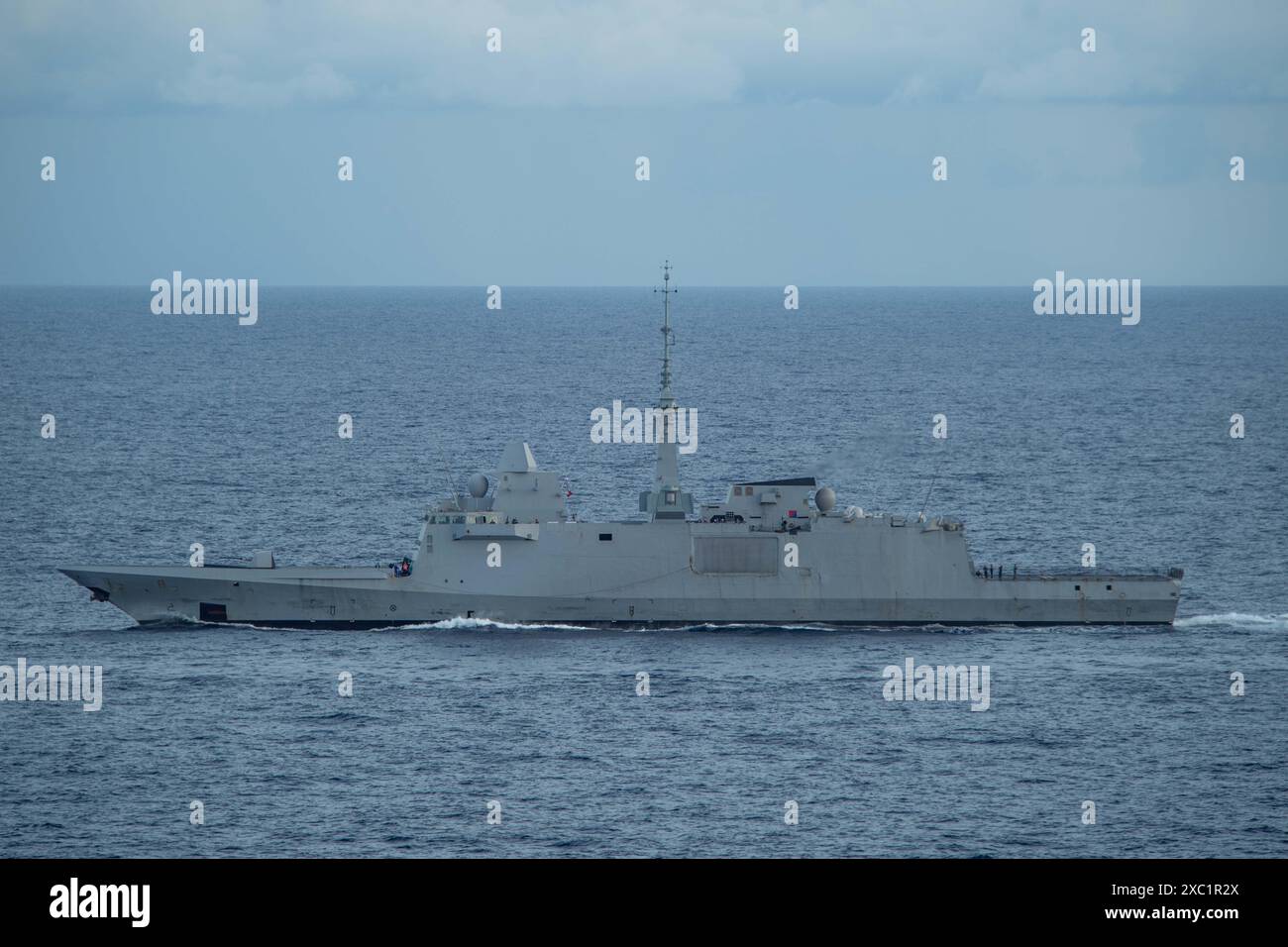 MER DE CHINE MÉRIDIONALE (6 juin 2024) la frégate FS Bretagne de classe Aquitaine (d 655) traverse la mer de Chine méridionale aux côtés de l'air de classe Nimitz Banque D'Images