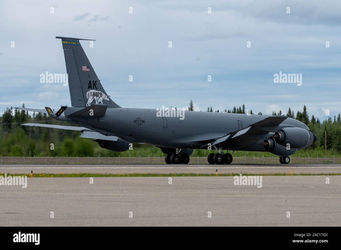 Un KC-135 Stratotanker affecté au 168th Air ravitaillement Squadron atterrit sur la ligne de vol pendant Red Flag-Alaska 24-2 à la base aérienne d'Eielson, Alas Banque D'Images