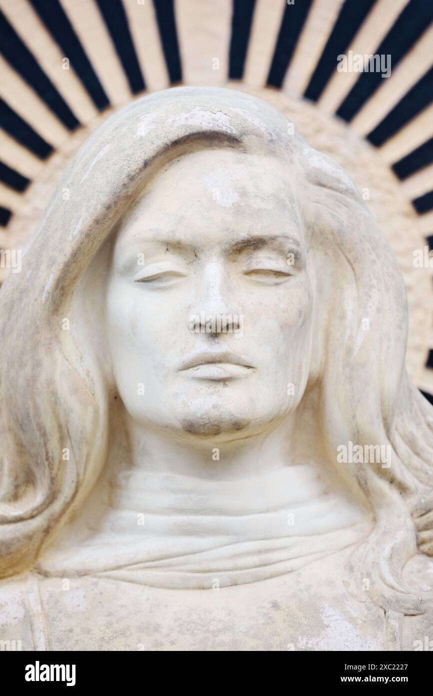 Statue de sculpture et étoile sur la tombe de Dalida (née Iolanda Cristina Gigliotti) chanteuse française et star de cinéma, cimetière de Montmartre, Montmartre, Paris Banque D'Images