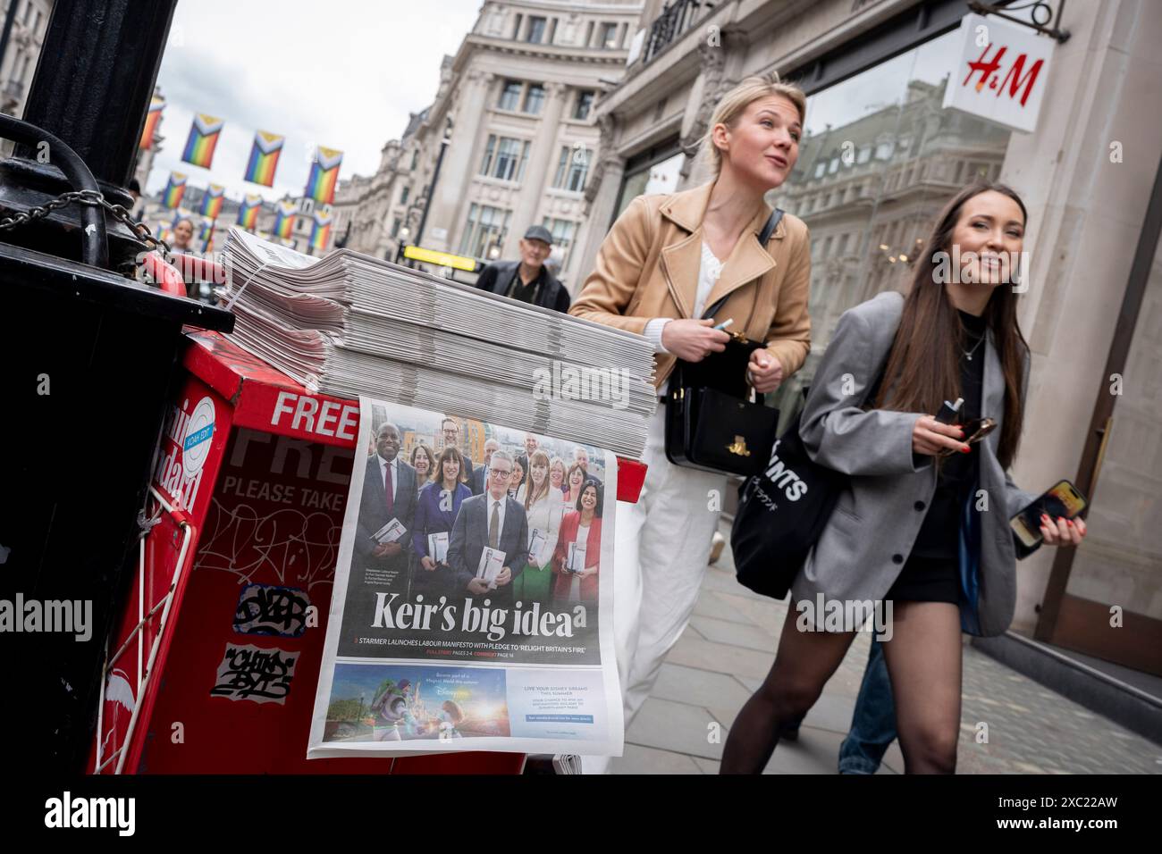 Membres du public et les journaux Evening Standard publient en première page les dernières nouvelles du manifeste électoral du Parti travailliste lancé aujourd'hui par son chef Sir Keir Starmer, le 13 juin 2024, à Londres, en Angleterre. Banque D'Images