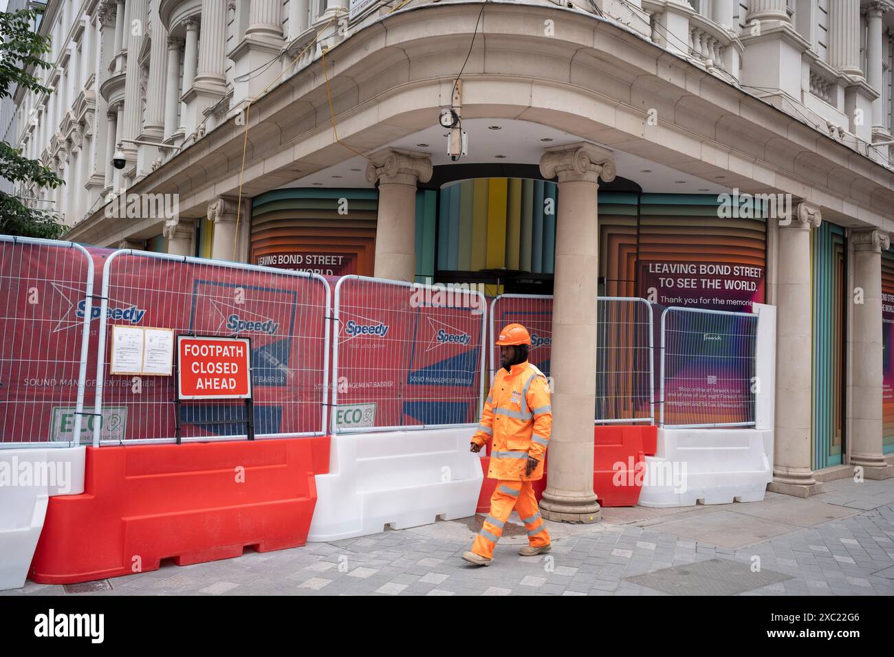 Un ouvrier de la construction passe devant l'extérieur de l'ancien grand magasin, Fenwick sur New Bond Street, le 13 juin 2024, à Londres, en Angleterre. 'Fenwick' a fermé en février 2024, sa propriété de Bond Street étant vendue à Lazari Investments pour plus de 400 millions de livres sterling. Banque D'Images