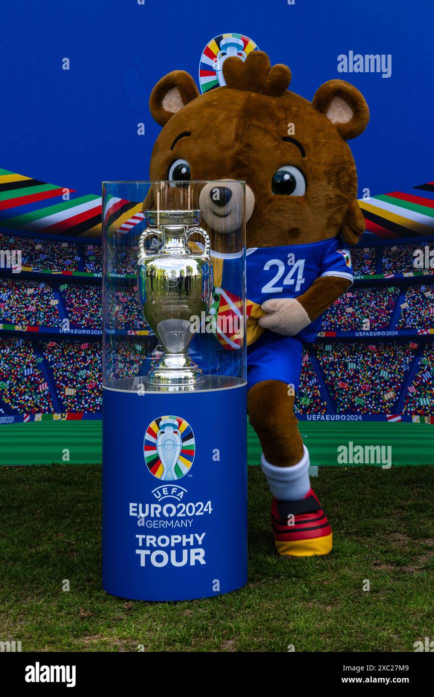 Berlin Allemagne 25 avril 2024 : le trophée du Championnat d'Europe de football fait escale au stade Lichterfelde lors de sa tournée. Banque D'Images