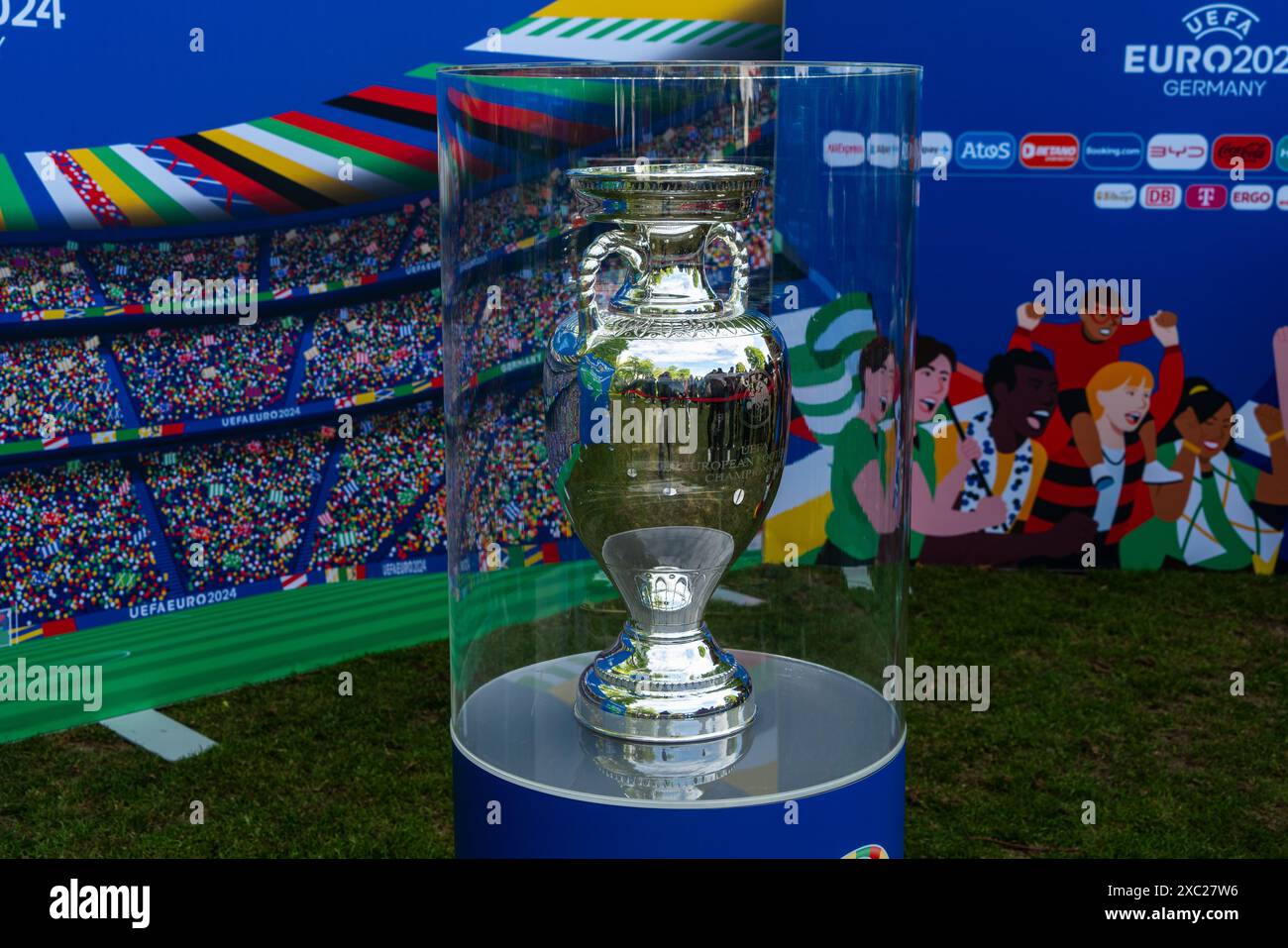 Berlin Allemagne 25 avril 2024 : le trophée du Championnat d'Europe de football fait escale au stade Lichterfelde lors de sa tournée. Banque D'Images