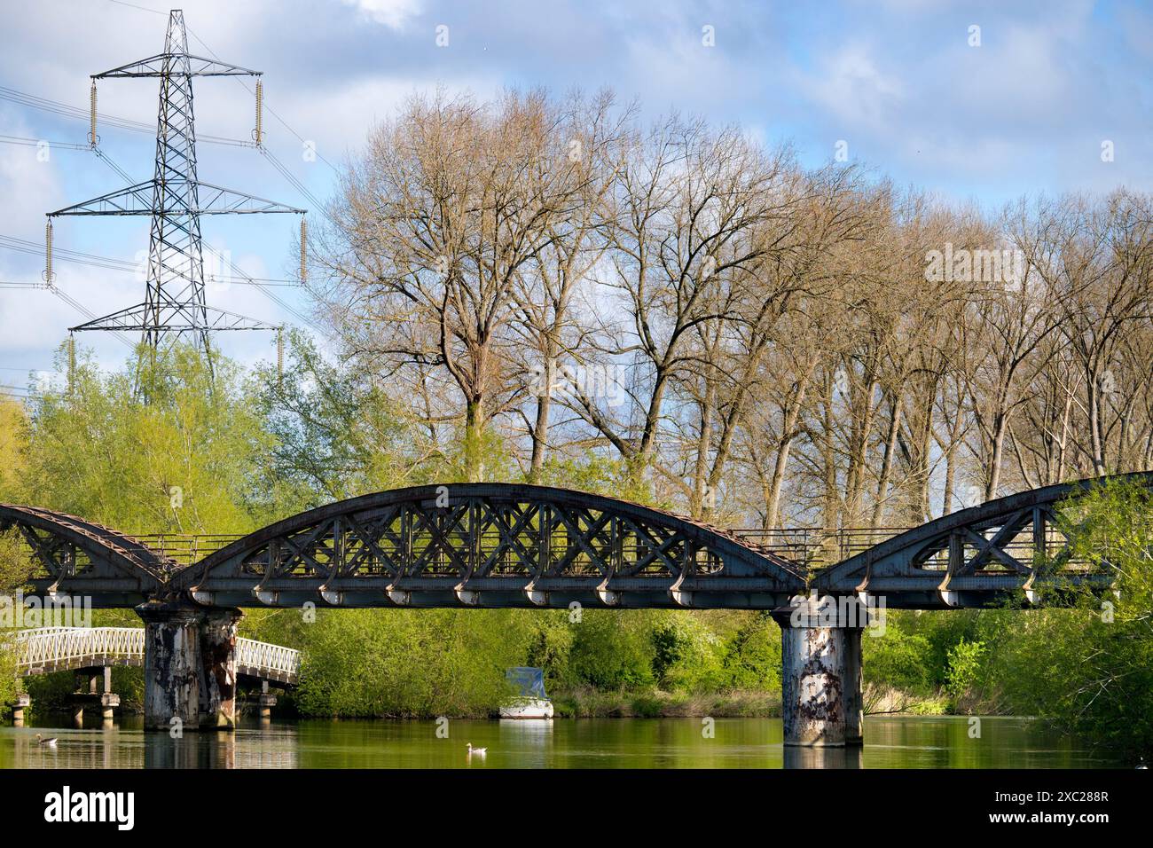 Une partie pittoresque de la Tamise qui rejoint Hinksey Stream à Kennington. Les pylônes géants abondent, et le Thames Path court à notre gauche. La scène est Do Banque D'Images