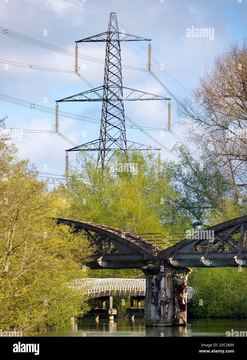 Une partie pittoresque de la Tamise qui rejoint Hinksey Stream à Kennington. Les pylônes géants abondent, et le Thames Path court à notre gauche. La scène est Do Banque D'Images