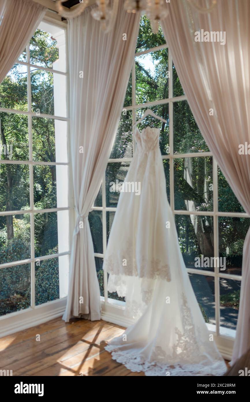 Robe de mariée suspendue à la fenêtre Banque D'Images