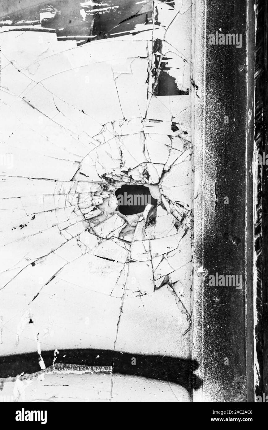 Fond de panneau de verre cassé et fissuré. Image monochrome. Banque D'Images