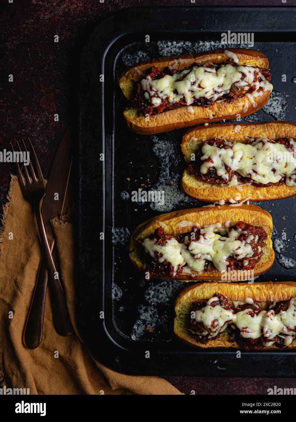 Les petits pains de boulettes de viande de bœuf couvrent de fromage Banque D'Images