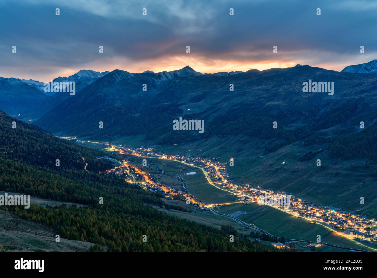 Village alpin de Livigno sous les nuages au coucher du soleil en automne Banque D'Images