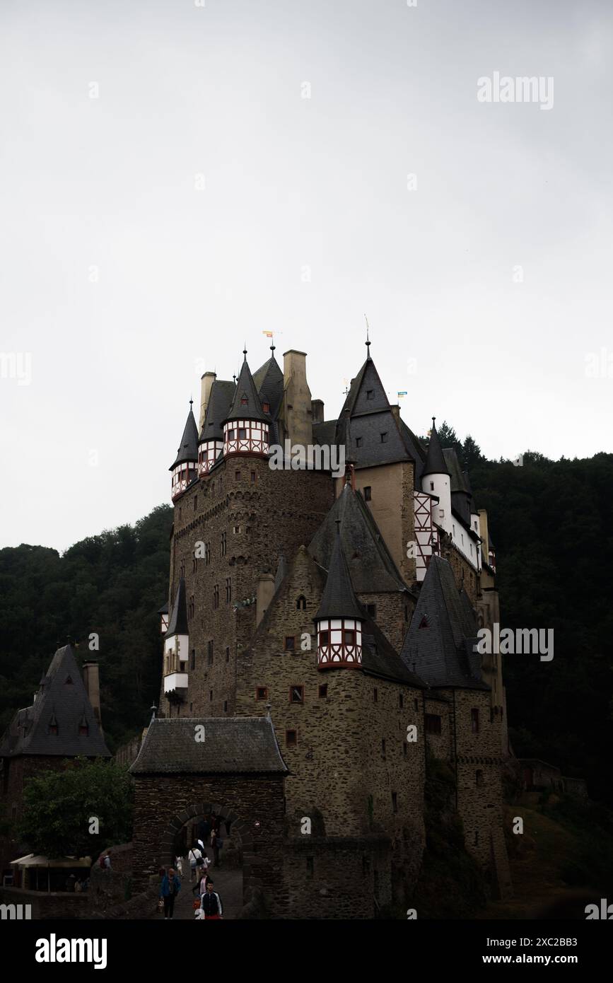 Sentier baigné de pluie menant au château historique de Burg Eltz Banque D'Images