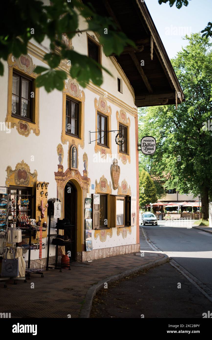 Charmante rue Village avec architecture bavaroise traditionnelle Banque D'Images