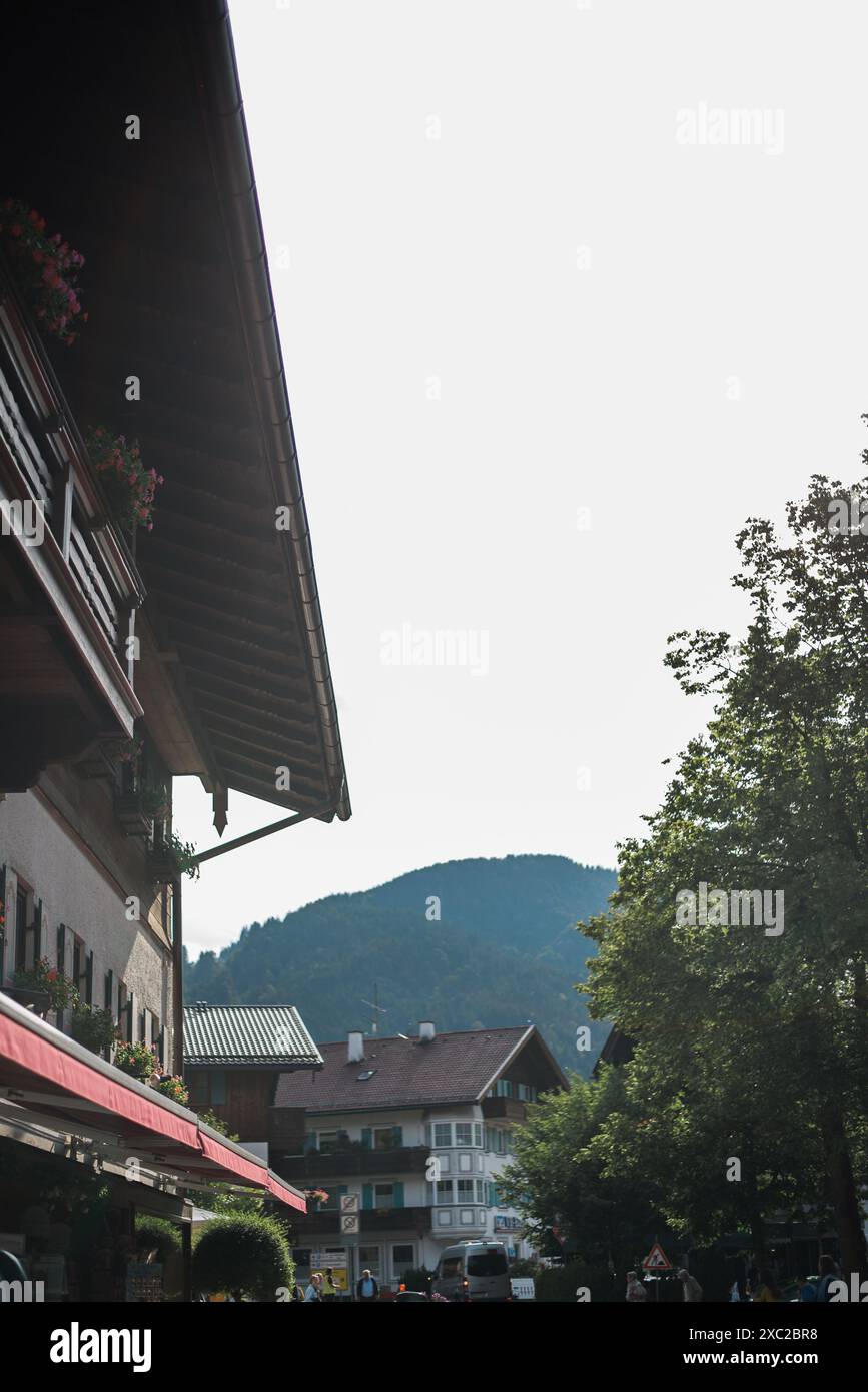 Charmante rue Village avec architecture bavaroise traditionnelle Banque D'Images