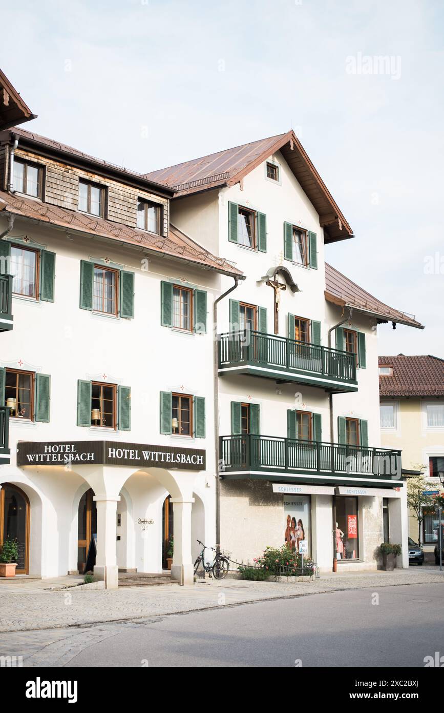 Charmante rue Village avec architecture bavaroise traditionnelle Banque D'Images