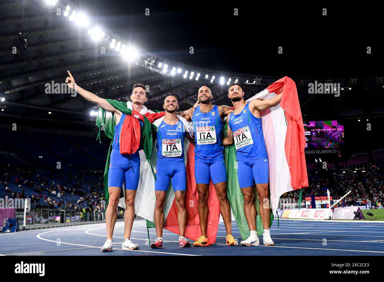 Filippo Tortu, Lorenzo Patta Marcell Jacobs et Matteo Melluzzo célèbrent après avoir participé à la finale masculine 4x100m aux Championnats d'Europe d'athlétisme au stade Olimpico à Rome (Italie), le 12 juin 2024. L'Italie s'est classée première en remportant la médaille d'or. Banque D'Images