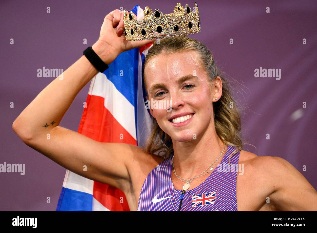 Keely Hodgkinson, de Grande-Bretagne, porte une couronne alors qu'elle célèbre sa participation au 800 m féminin des Championnats d'Europe d'athlétisme au stade Olimpico à Rome (Italie), le 12 juin 2024. Keely Hodgkinson s'est classé premier en remportant la médaille d'or. Banque D'Images
