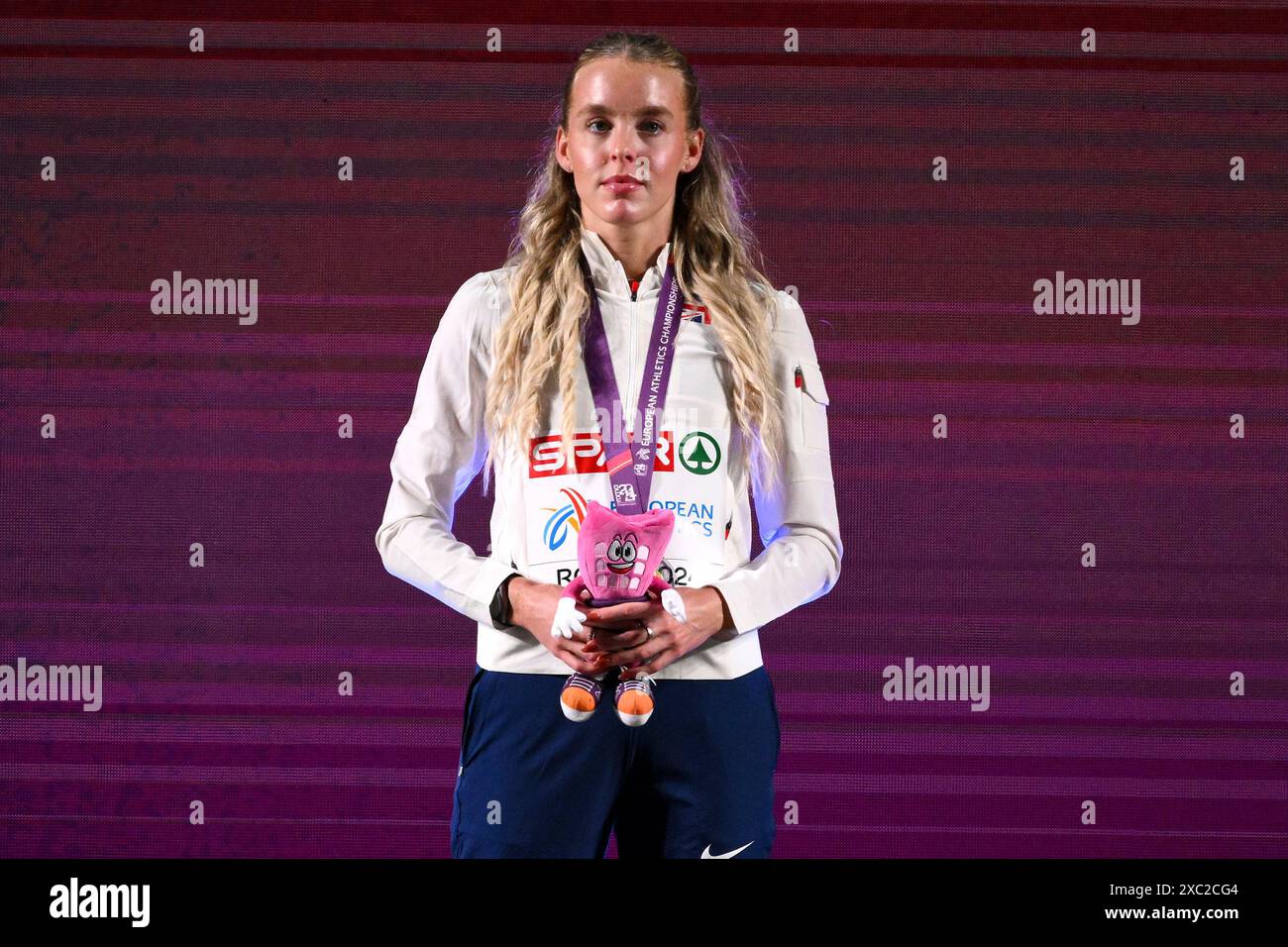 Keely Hodgkinson, de Grande-Bretagne, lors de la remise des médailles du 800 m féminin lors des Championnats d'Europe d'athlétisme au stade Olimpico à Rome (Italie), le 12 juin 2024. Keely Hodgkinson s'est classé premier en remportant la médaille d'or. Banque D'Images