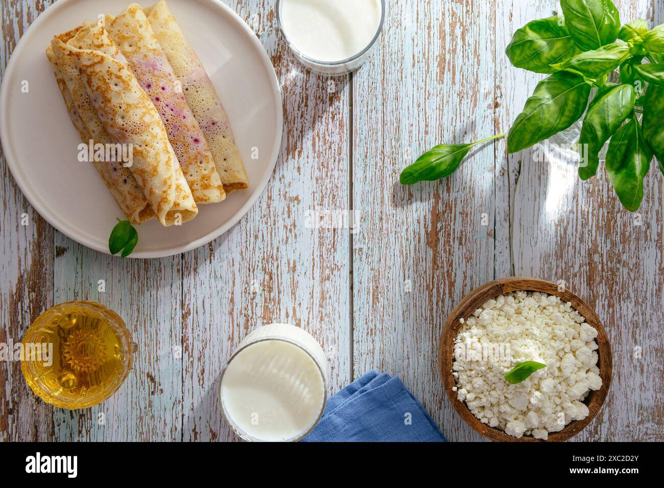 crêpes dans une assiette, lait dans un verre. flatley Banque D'Images