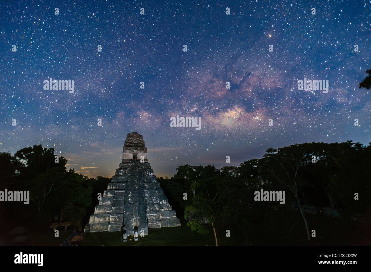 temple sous la voie lactée à tikal guatemala Banque D'Images