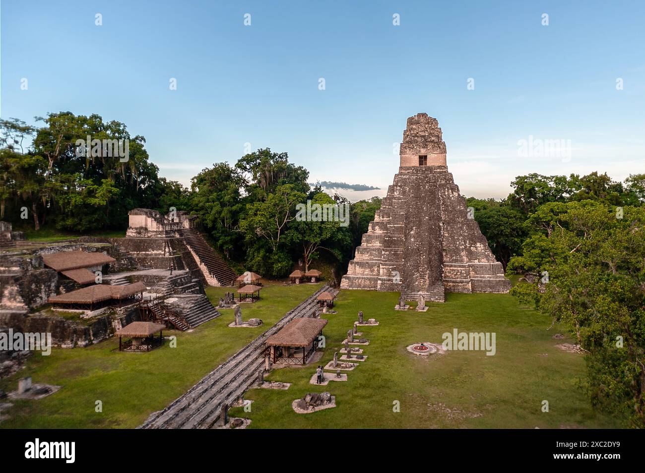 Vue sur les ruines de Tikal dans la pyramide du Guatemala jaguar Banque D'Images