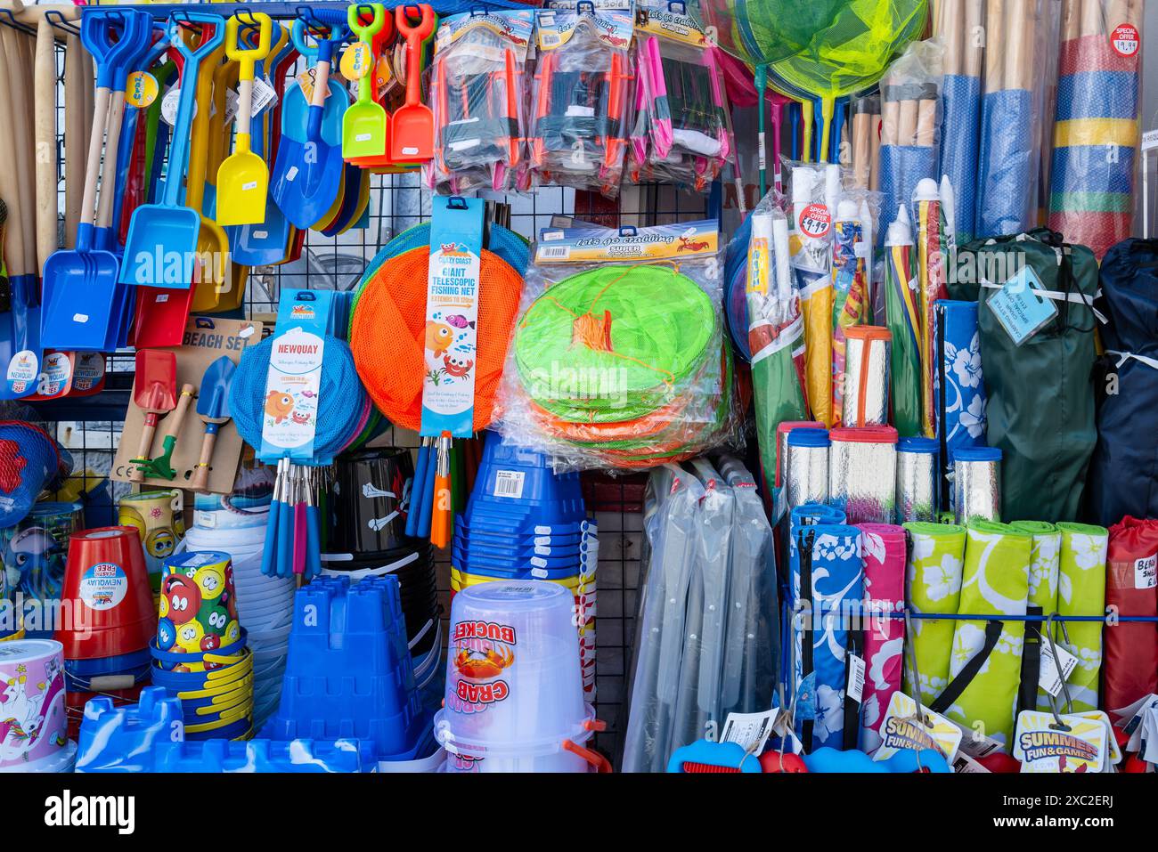 Seaux en plastique pelles jouets de plage nouveautés de plage exposées à l'extérieur d'un magasin dans le centre-ville de Newquay en Cornouailles au Royaume-Uni. Banque D'Images