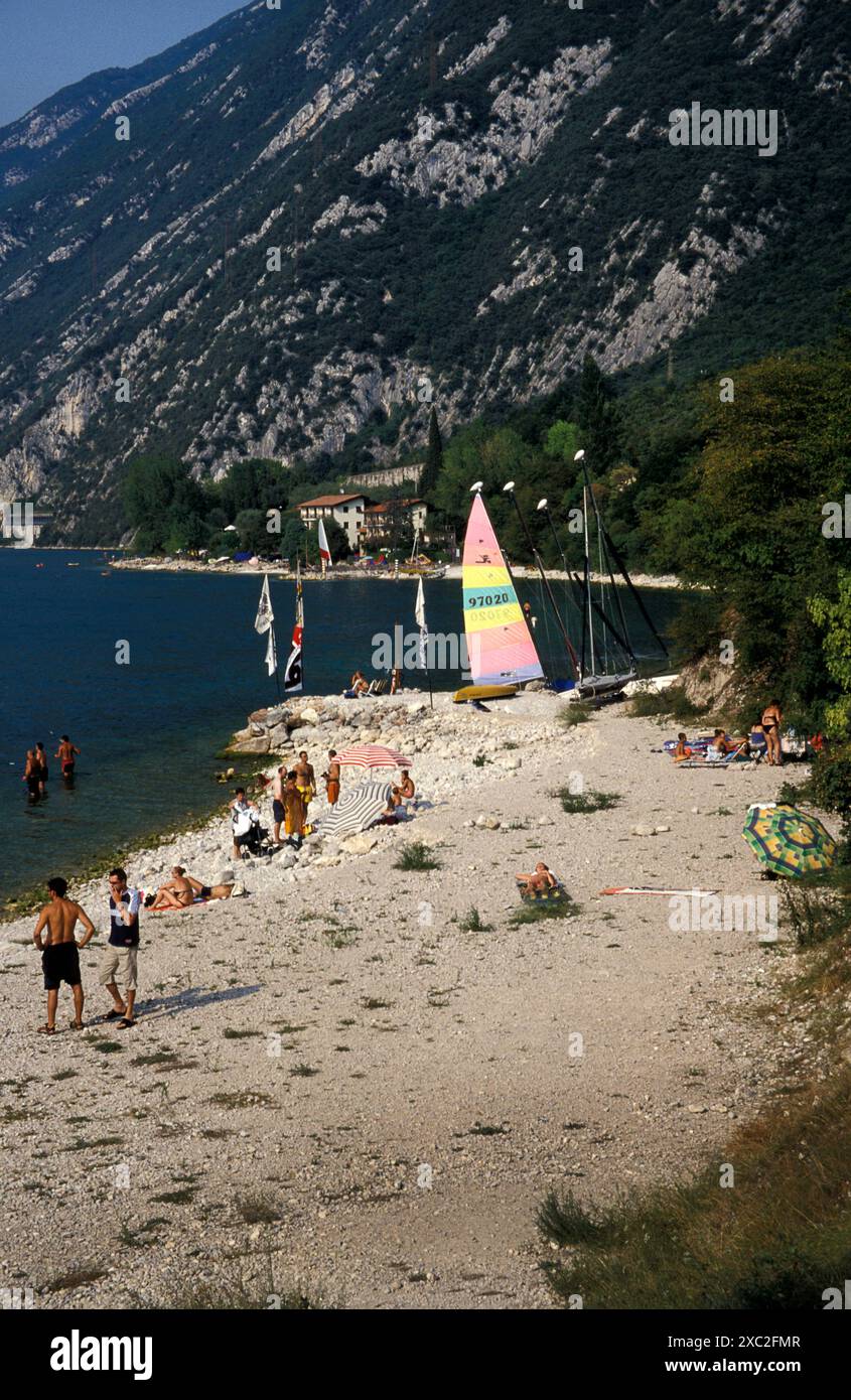 Plage de Torri del Benaco sur la rive orientale du lac de Garde, Vénétie, Lombardie, Italie Banque D'Images