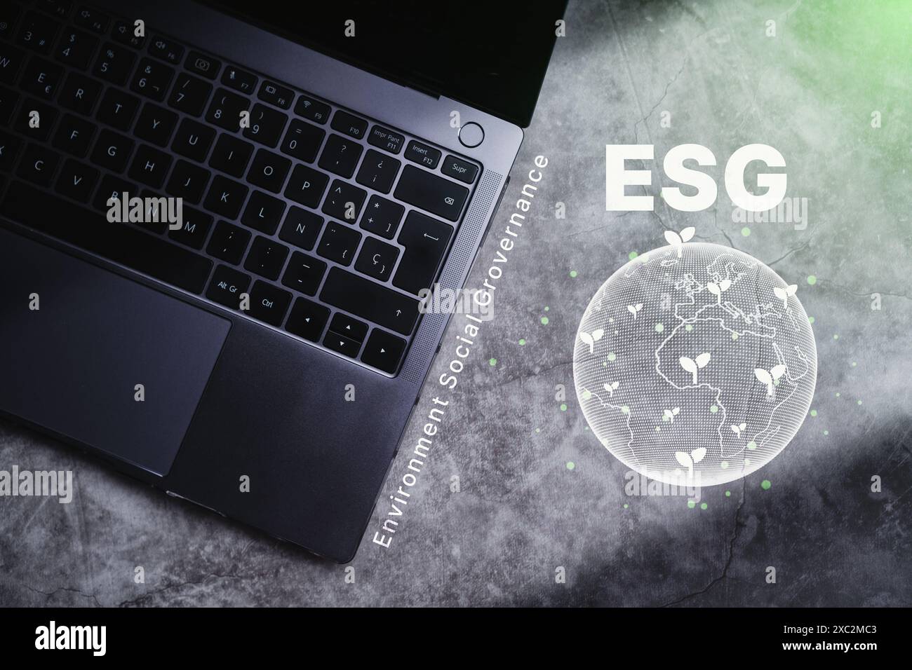 Ordinateur portable sur bureau avec ESG icône Green Earth concept pour l'environnement Société et gouvernance durable du monde. Environnement naturel des entreprises vertes. Banque D'Images Ordinateur portable sur bureau avec ESG icône Green Earth concept pour l'environnement Société et gouvernance durable du monde. Environnement naturel des entreprises vertes. Banque D'Images