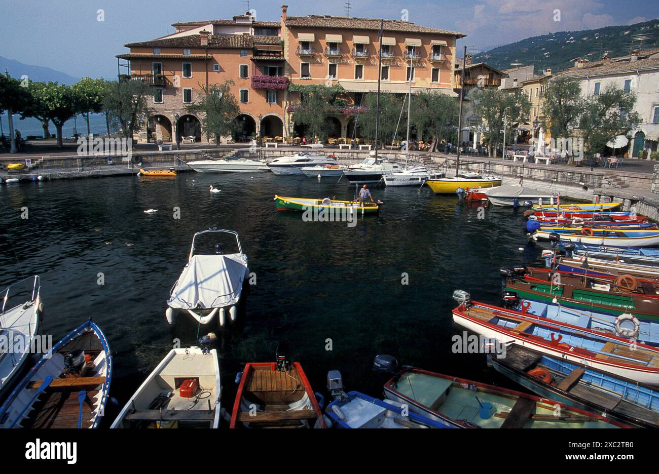 Le vieux port de Torri del Benaco sur la rive orientale du lac de Garde, Vénétie, Lombardie, Italie Banque D'Images