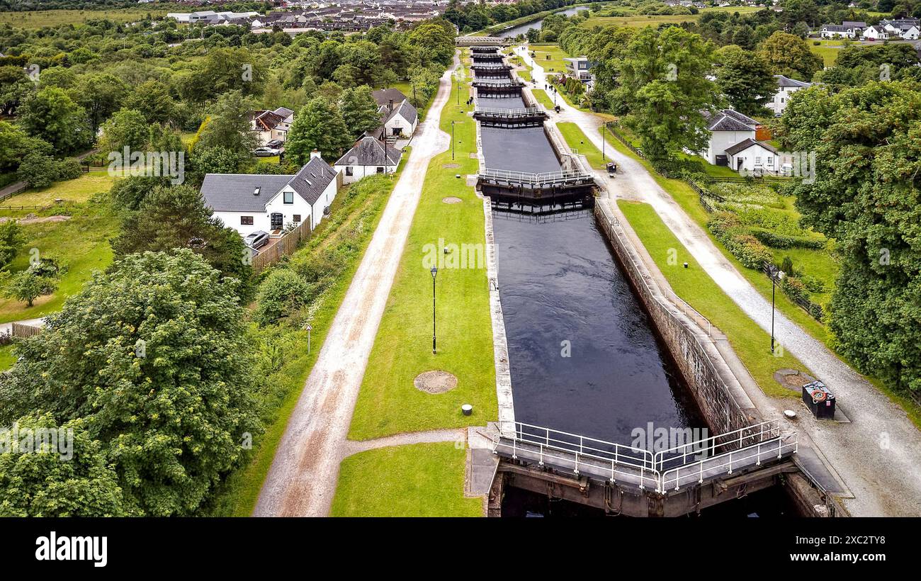 Écluse d'escalier de Neptune comprenant huit écluses sur le canal calédonien regardant au-delà de 7 des écluses du pont tournant blanc Banque D'Images