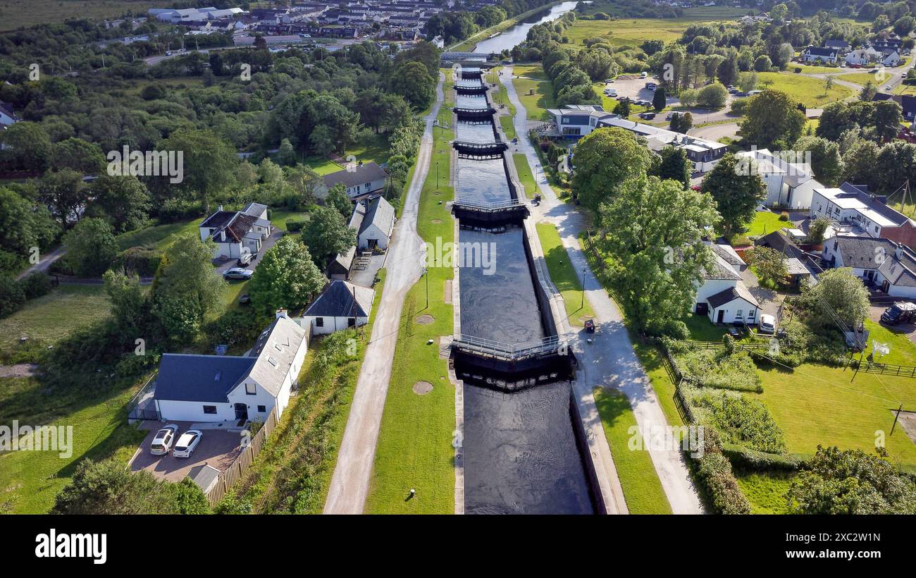 Cadenas d'escalier de Neptune comprenant huit écluses sur le canal calédonien six écluses et un pont tournant blanc Banque D'Images