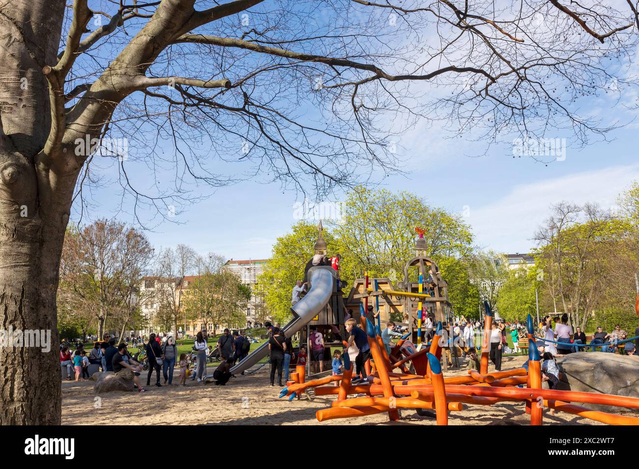 Berlin, Allemagne - 02 avril 2024, les enfants jouent sur une aire de jeux moderne dans un parc. Banque D'Images