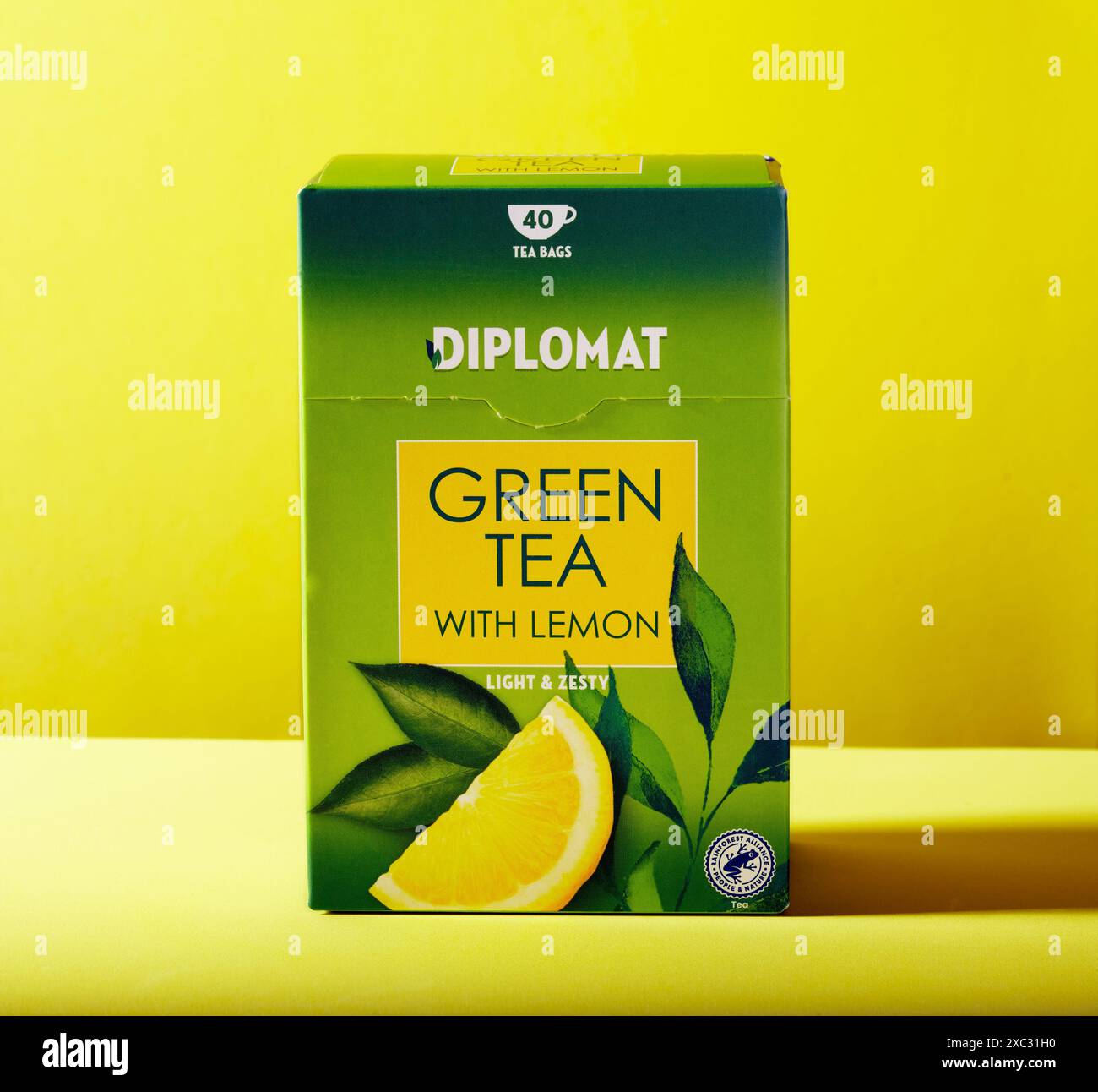 Mansfield, Nottingham, Royaume-Uni, 18 juin 2024 : image de produit studio de thé vert Diplomat avec sachets de thé au citron. Banque D'Images